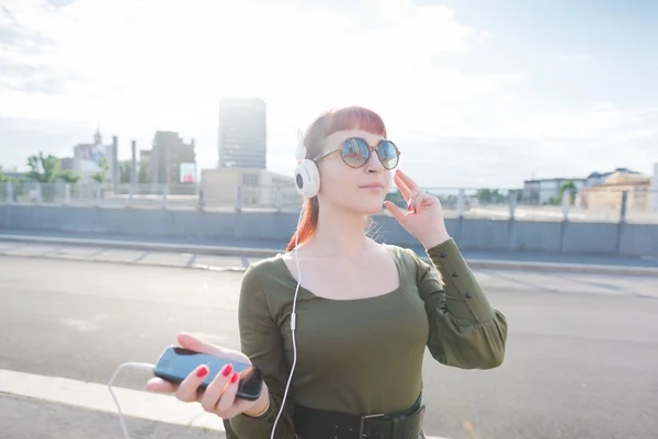 Redhead vrouw luisteren muziek — Stockfoto