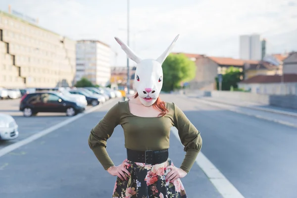 ウサギのマスクを持つ赤毛の女性 — ストック写真