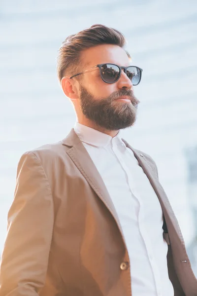 Empresario posando en la ciudad — Foto de Stock