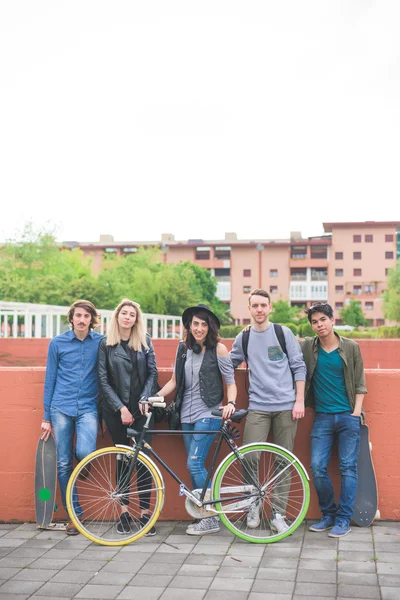 Grupo de jovens amigos multiétnicos — Fotografia de Stock