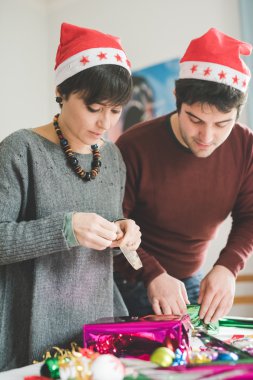 Genç yakışıklı beyaz adam ve kadın çift wra yarım uzunlukta