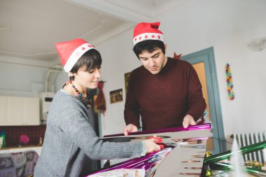 Genç yakışıklı beyaz adam ve kadın çift wra yarım uzunlukta