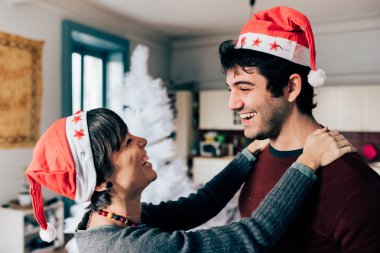 Noel Baba şapkalı erkek ve kadın çift
