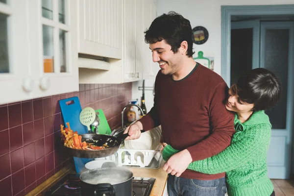 Erkek ve kadın çift birlikte yemek — Stok fotoğraf