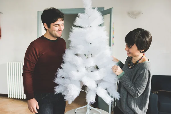 Uomo e donna assemblaggio albero di Natale — Foto Stock