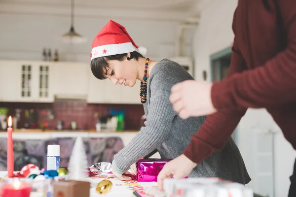 Pareja envolviendo regalos de Navidad —  Fotos de Stock