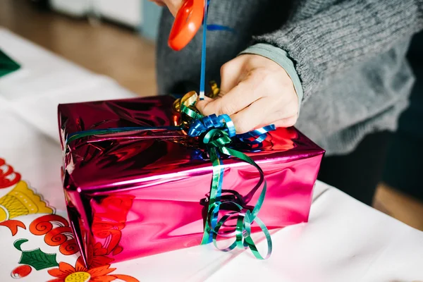 Mujer envolviendo un regalo de Navidad —  Fotos de Stock