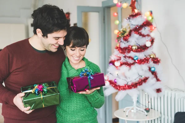 Hombre y mujer pareja sosteniendo un regalo —  Fotos de Stock