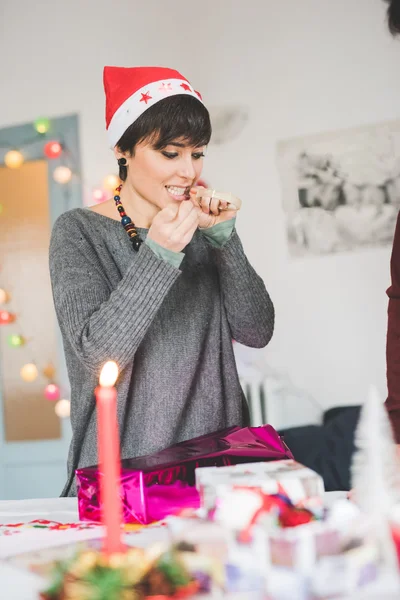 Женщина обертывает рождественский подарок — стоковое фото