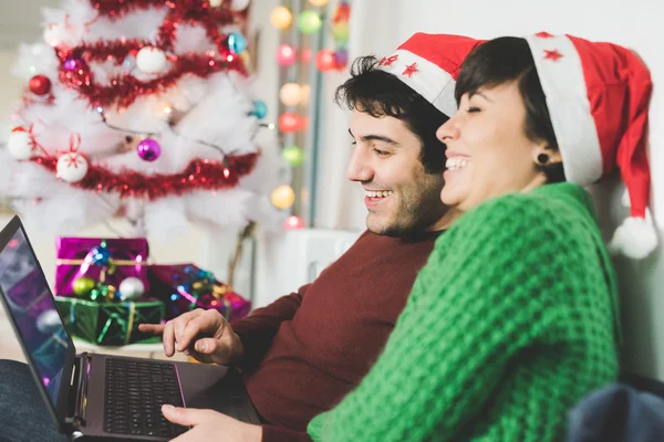 Halva längden av unga stilig man och kvinna par med Santa cl — Stockfoto