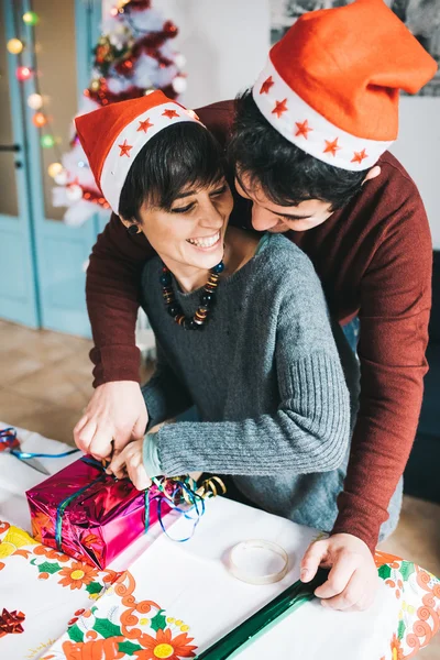 Halve lengte van jonge knappe blanke man en vrouw paar WRA — Stockfoto