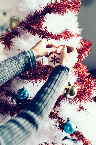 Žena zdobení vánoční stromeček — Stock fotografie