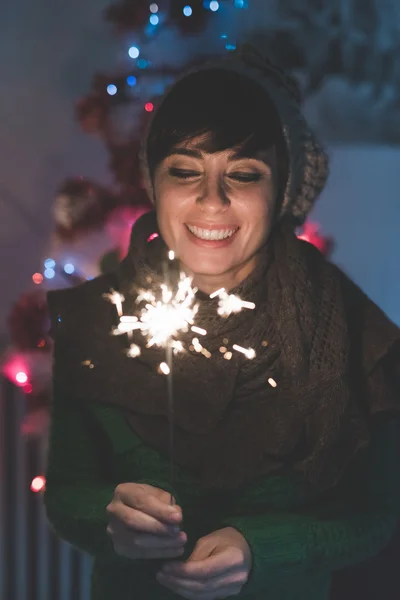 Donna che celebra in possesso di un sparkler — Foto Stock