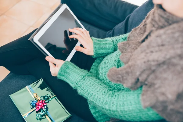 Mujer golpeando en la pantalla de una tableta — Foto de Stock