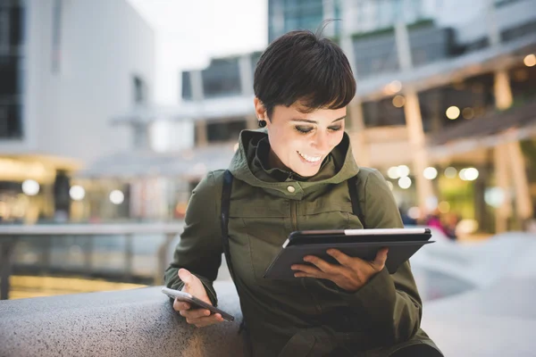 Vrouw met behulp van smartphone en tablet — Stockfoto