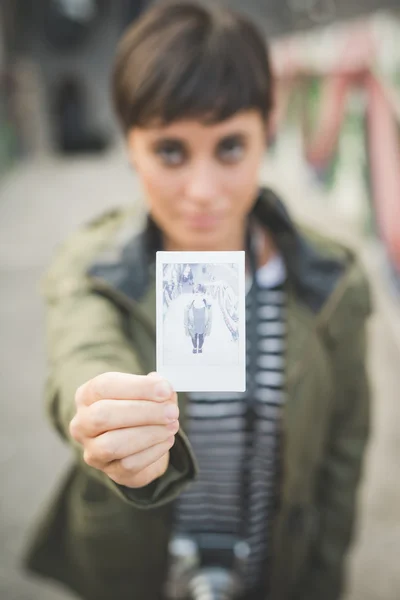 Женщина держит фотографию — стоковое фото
