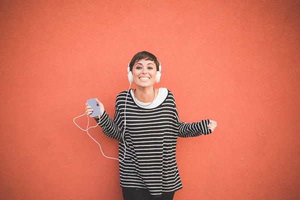 Vrouw luisteren muziek met hoofdtelefoon — Stockfoto