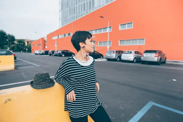 Caucásico cabello castaño mujer en la ciudad — Foto de Stock