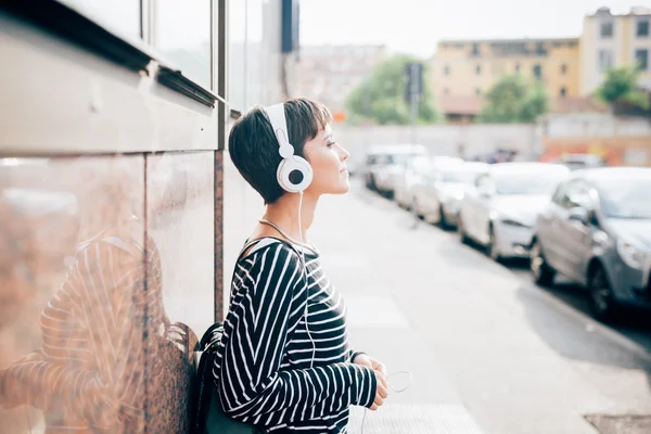 Woman posing leaning against a wall — Stock Photo, Image