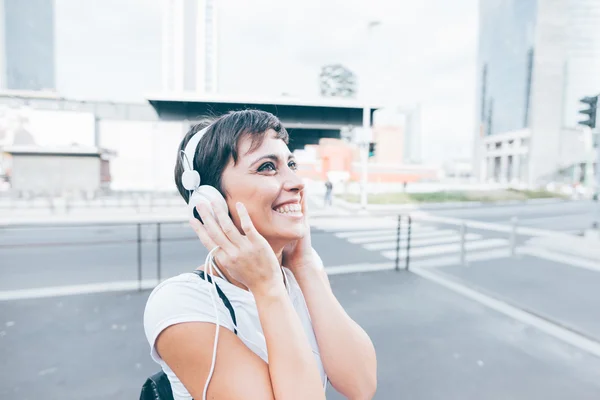 Femme écouter de la musique — Photo