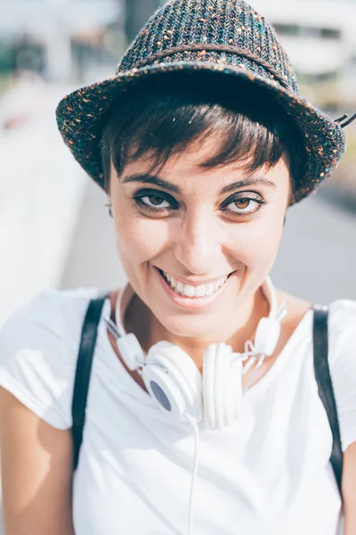 Femme avec casque autour du cou — Photo