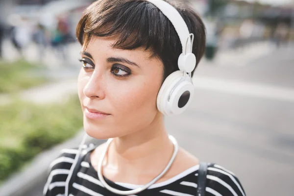 Vrouw luisteren muziek met hoofdtelefoon — Stockfoto