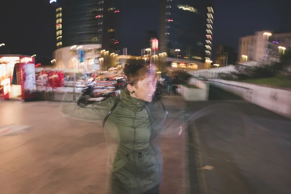 Woman dancing in the city at night — Stockfoto