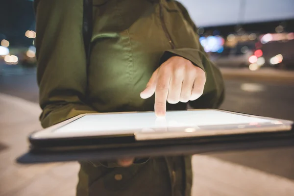 Frau berührt Bildschirm eines Tablets — Stockfoto