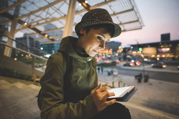 Vrouw met behulp van smartphone en tablet — Stockfoto