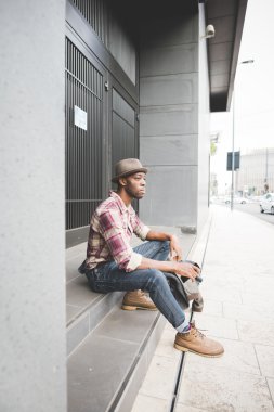 Bir merdiven üzerinde oturan adam