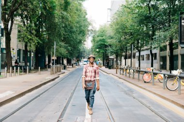 Parmaklığa ortasında yürüyen adam