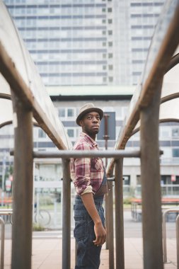 Afro siyah yakışıklı