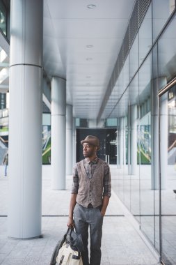 Afro siyah adam sokakta yürürken