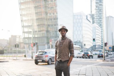 Afro adam dışında şehirde poz