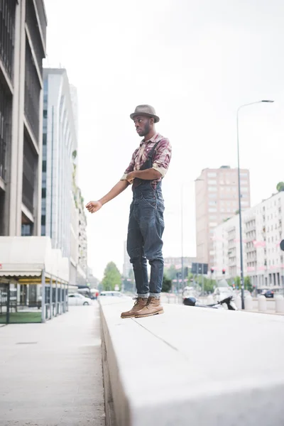 Afro man standing egy kis falat — Stock Fotó