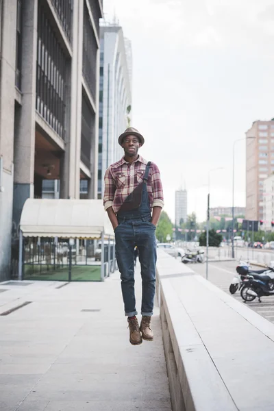 Joven guapo afro negro hombre — Foto de Stock