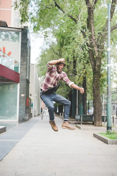 跳跃的英俊黑人黑人男子 — 图库照片