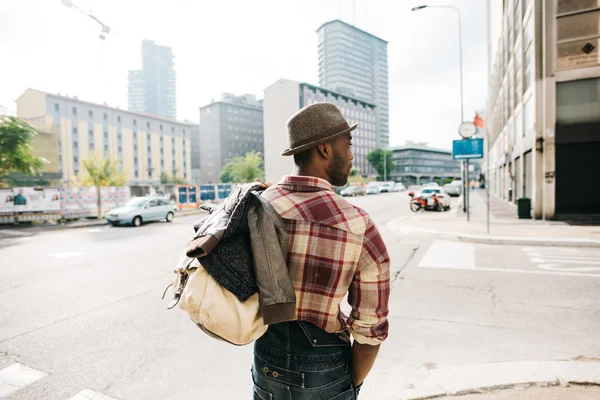 Afro homme noir marche — Photo