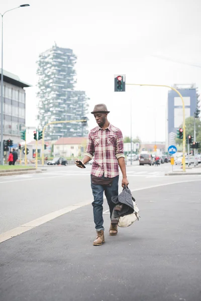 Красавчик афро-черный мужчина ходит — стоковое фото
