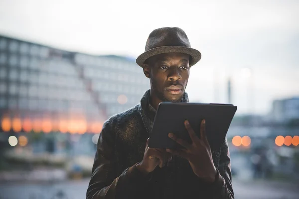 Афро-черный человек с помощью планшета — стоковое фото