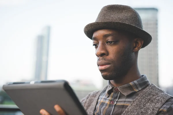 Afro homme noir en utilisant une tablette — Photo