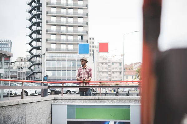 Afro adam bir Küpeşte karşı yaslanmış — Stok fotoğraf