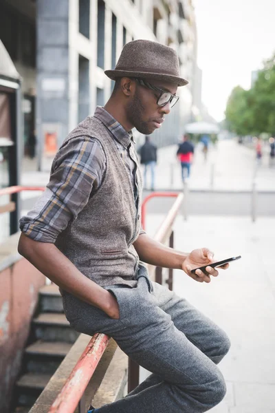 Afro schwarzer Mann mit einem Smartphone — Stockfoto