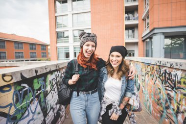 iki genç sarışın ve Kızıl saçlı düz saçlı kadın
