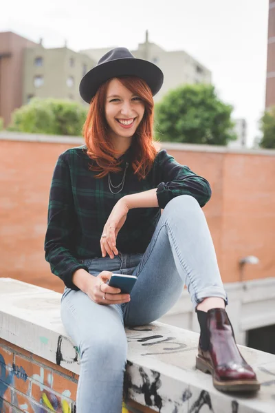 Frau sitzt auf einer kleinen Mauer — Stockfoto