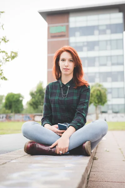 Rothaarige Frau mit glattem Haar — Stockfoto