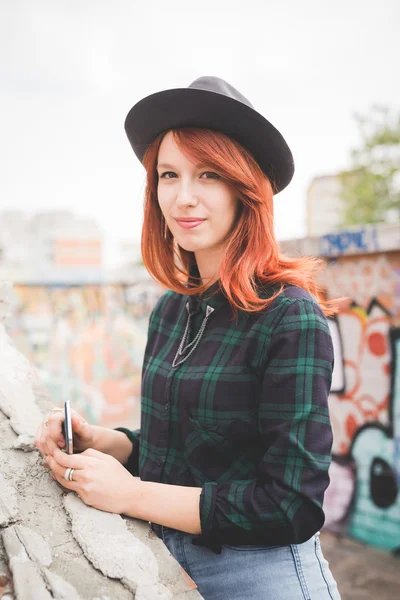 Femme rousse tenant smartphone — Photo