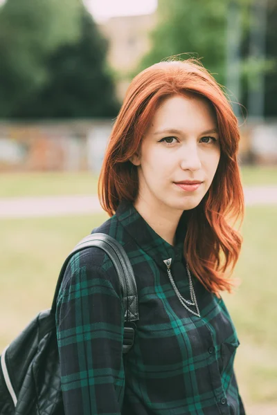 Rossa capelli dritti donna — Foto Stock