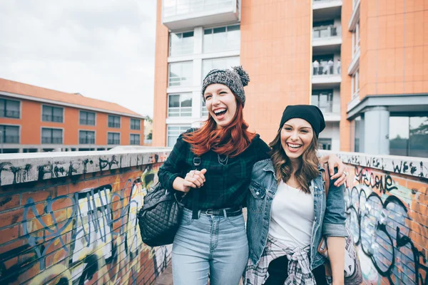 Duas mulheres jovens loira e ruiva cabelo liso — Fotografia de Stock