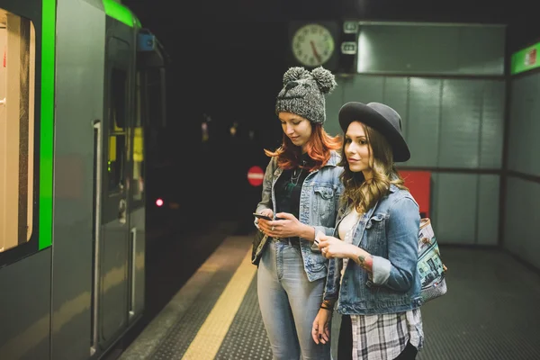 Two young women — Stock Photo, Image